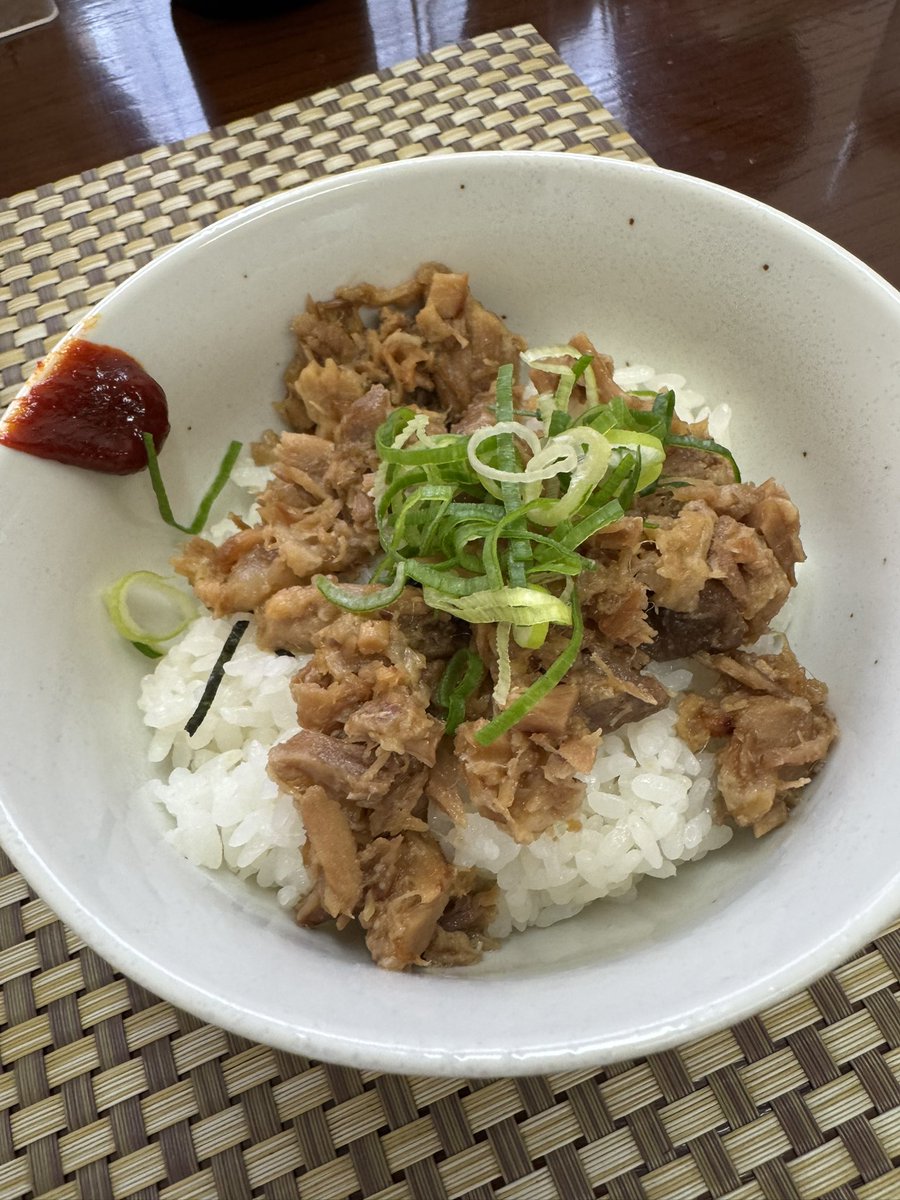 _enel_'s tweet photo. 小諸は和田、まるはち。
まるはちらーめんとちゃーしゅー丼。
青竹の手打ち麺はもちもちしてまいうー。あっさりしているが旨みたっぷりのスープによく合っている。チャーシューは柔らかく、メンマもまいうー。チャーシュー丼もまいうー。

# 小諸
#まるはち
#らーめん
#手打ち
#まいうーチャンネル https://t.co/lppfOwBtts
