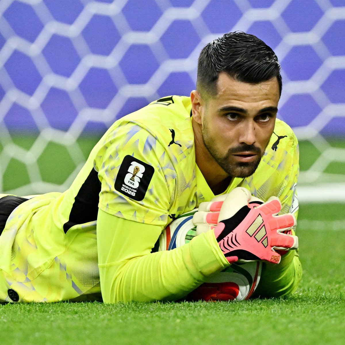 AsQuinasOff's tweet photo. "Ça fait mal de voir notre parcours s'arrêter là alors qu'on pensait vraiment que ça aurait pu se terminer différemment. Représenter le Portugal est une fierté et une responsabilité que nous n'avons jamais considérée comme acquise. L'équipe a tout donné, mais ça n'a pas été suffisant cette fois-ci.

Merci à tous ceux qui ont cru en nous et nous ont soutenu du premier au dernier jour. 

Nous continuerons de lutter pour cet écusson et ce pays."

— Diogo Costa