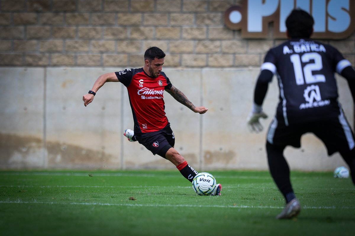 AtlasFC's tweet photo. Victoria Rojinegra en el juego de pretemporada frente a Tepatitlán FC ❤️🖤

Seguimos trabajando rumbo al AP26. 👊🏼

 📰 : https://t.co/5mehH7qzTk

#ParaLaFielPorLaFielYConLaFiel https://t.co/YnZH6JbiuA