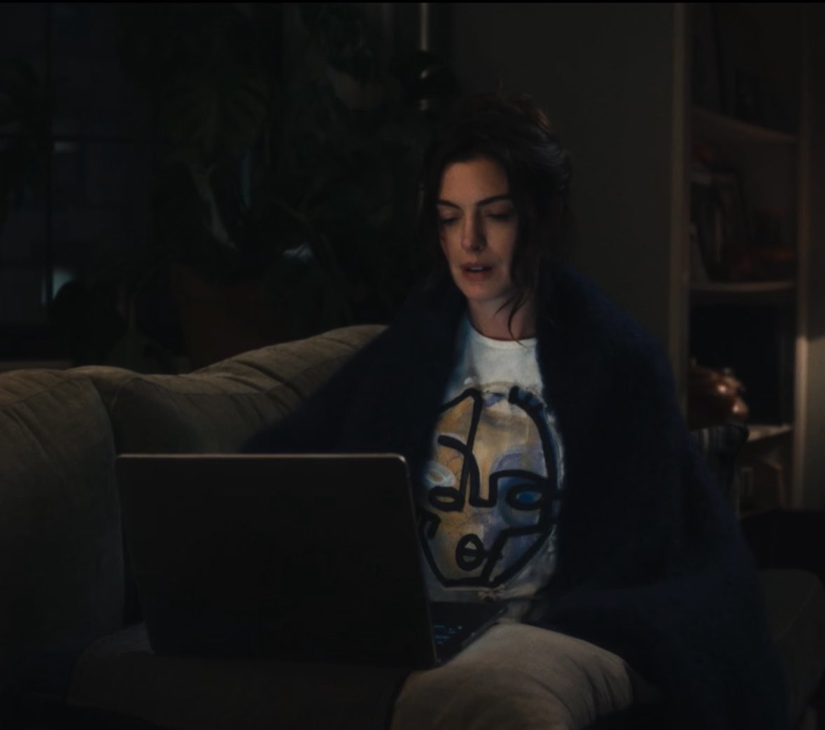 sapcharltn's tweet photo. então essa é a mulher que a emily encontra quando chega em casa https://t.co/4EsE5Lly2k