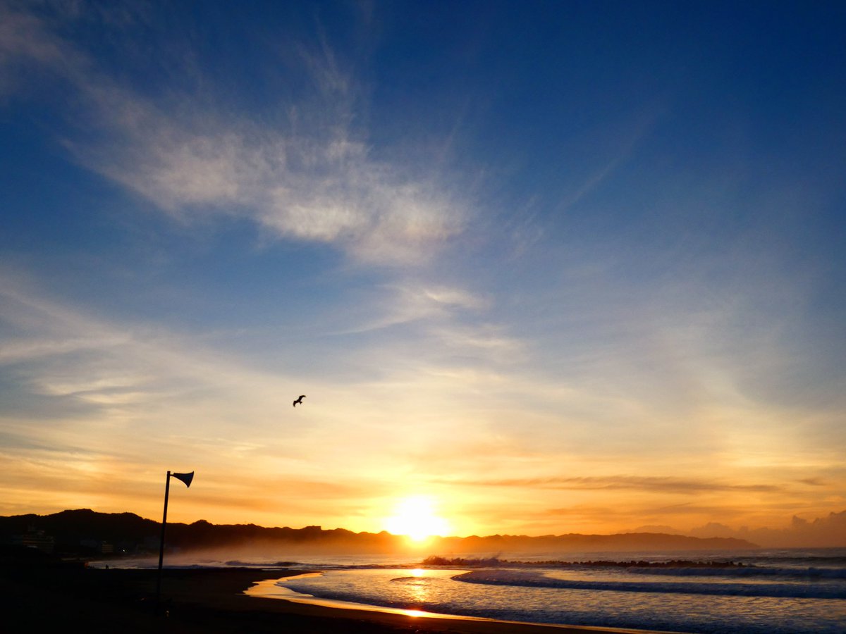 MENi71FtCmuMcFm's tweet photo. #朝の海
#あうぇいく
おはようございます

久しぶりの朝の海

顔を出した朝陽が光の弧を描きました

今日は暑くなりそうです

皆さま体調に気をつけて良い１日を🍀
#イマソラ
#ハロ https://t.co/8HKfLteJP8