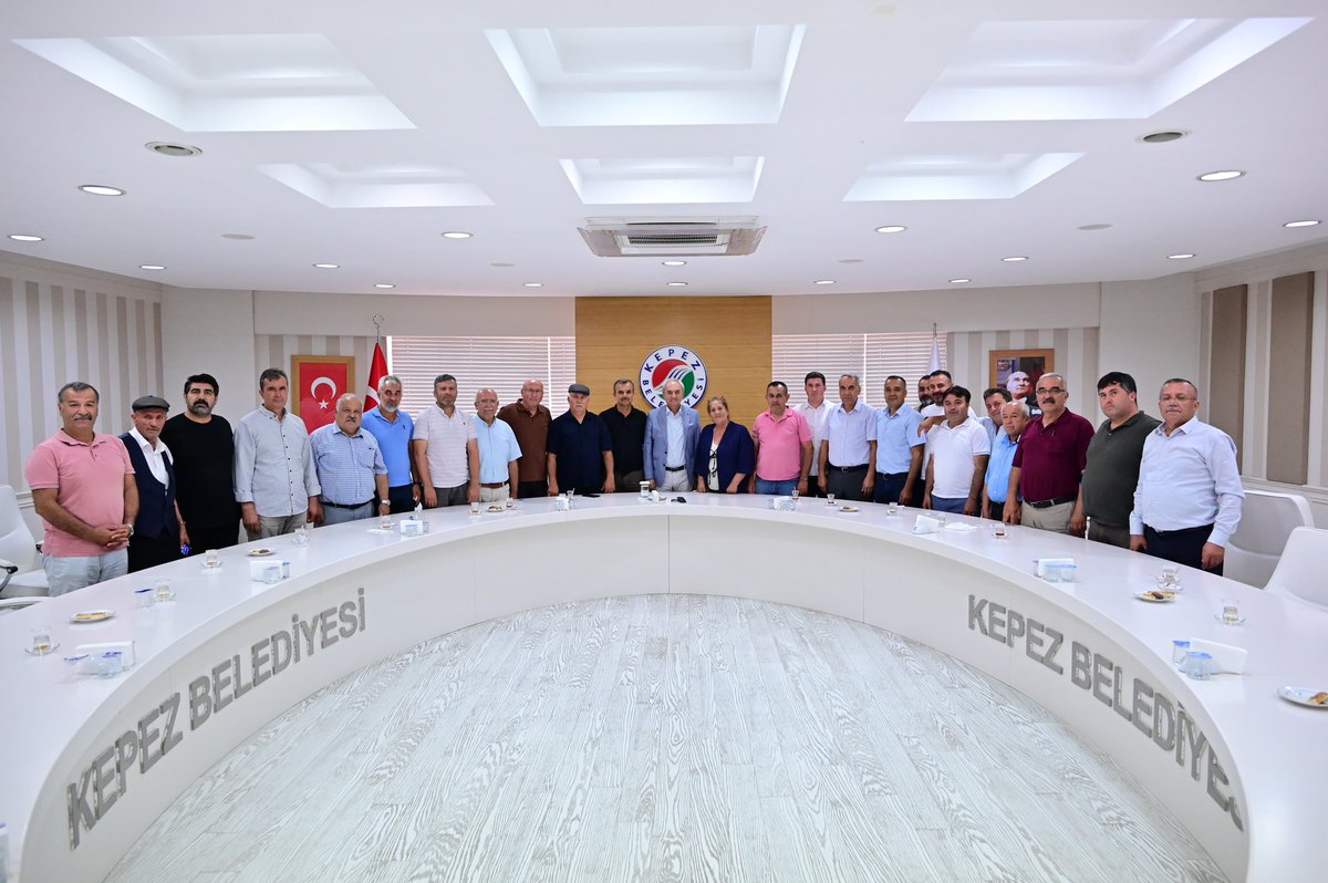 mesutkocagoztr's tweet photo. Muhtarlarımızla belediyemizde bir araya geldik. 

Kepez’imizde en büyük gücü hemşehrilerimizden alıyoruz. Muhtarlarımız birer çalışma arkadaşımız olarak hemşehrilerimizde aramızda gönül köprüleri kuruyor. 

Ortak akıl ve iş birliği içinde kendimizi yüceltmeye devam edeceğiz. Tüm muhtarlarımıza teşekkür ediyorum.