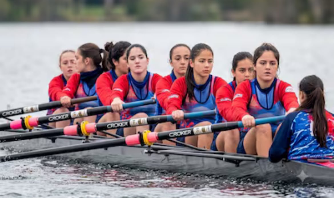 CuartoPoder_Py's tweet photo. 🔴ASUNCIÓN SE PREPARA PARA ALBERGAR CAMPEONATO SUDAMERICANO DE REMO U17 CON HISTÓRICA CONVOCATORIA CONTINENTAL

◾La Bahía de Asunción se convertirá una vez más en el epicentro del deporte continental con la realización del Campeonato Sudamericano de Remo Categoría Menores U17, un evento de gran envergadura que congregará a las promesas más destacadas de la disciplina en la región. Como antesala a esta gran cita, la Federación Paraguaya de Remo (FEPARE) llevará a cabo la presentación oficial del certamen el próximo miércoles 8 de julio a las 13:30 horas, en una conferencia de prensa que tendrá lugar en su flamante sede ubicada sobre la Avenida Costanera José Asunción Flores.

◾La competencia internacional, que se extenderá desde el viernes 10 hasta el domingo 12 de julio, está organizada por la federación local y cuenta con el respaldo estratégico de la Secretaría Nacional de Deportes y el Comité Olímpico Paraguayo. Bajo los lineamientos técnicos de la Confederación Sudamericana de Remo (CSAR), el evento consolida el posicionamiento estratégico de Paraguay y de su principal espejo de agua capitalino como un centro de referencia para la organización de espectáculos deportivos de nivel internacional, reflejando al mismo tiempo el notable crecimiento y la evolución que ha experimentado el remo a nivel nacional en los últimos años.

◾Con un espíritu marcadamente inclusivo, el torneo se estructurará bajo un formato abierto y plural que permitirá una amplia participación. La convocatoria no solo se limita a los clubes miembros oficiales de las federaciones afiliadas a la CSAR, sino que también se extiende a equipos por zonas o centros de desarrollo, entidades invitadas de otros continentes y delegaciones pertenecientes a las fuerzas armadas o de seguridad que cuenten con atletas en la franja etaria correspondiente. La elegibilidad está fijada exclusivamente para deportistas de ambas ramas, masculina y femenina, que tengan un máximo de 16 años cumplidos o por cumplir a lo largo del presente año.

◾A lo largo de las tres jornadas de intensas regatas, los atletas medirán sus capacidades en tres modalidades diferenciadas. La primera de ellas corresponde al Remo Olímpico tradicional, el cual incluirá pruebas en categorías individuales, dobles, cuádruples y octetos, abarcando tanto tripulaciones masculinas y femeninas como botes mixtos en las exigentes configuraciones de cuatro y ocho remeros. La segunda disciplina en escena será el Coastal-Beach Sprint, una modalidad dinámica y de rápido crecimiento que se disputará en formato de botes individuales para ambas ramas. Finalmente, la cartelera competitiva se completará con el Remo Indoor, que además de sus respectivas pruebas individuales masculinas y femeninas ofrecerá una atractiva competencia por relevos conformada por equipos mixtos de cuatro integrantes, asegurando un espectáculo diverso y de altísima exigencia técnica en aguas paraguayas.