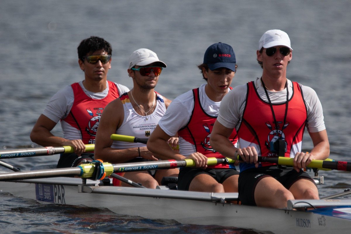 CuartoPoder_Py's tweet photo. 🔴ASUNCIÓN SE PREPARA PARA ALBERGAR CAMPEONATO SUDAMERICANO DE REMO U17 CON HISTÓRICA CONVOCATORIA CONTINENTAL

◾La Bahía de Asunción se convertirá una vez más en el epicentro del deporte continental con la realización del Campeonato Sudamericano de Remo Categoría Menores U17, un evento de gran envergadura que congregará a las promesas más destacadas de la disciplina en la región. Como antesala a esta gran cita, la Federación Paraguaya de Remo (FEPARE) llevará a cabo la presentación oficial del certamen el próximo miércoles 8 de julio a las 13:30 horas, en una conferencia de prensa que tendrá lugar en su flamante sede ubicada sobre la Avenida Costanera José Asunción Flores.

◾La competencia internacional, que se extenderá desde el viernes 10 hasta el domingo 12 de julio, está organizada por la federación local y cuenta con el respaldo estratégico de la Secretaría Nacional de Deportes y el Comité Olímpico Paraguayo. Bajo los lineamientos técnicos de la Confederación Sudamericana de Remo (CSAR), el evento consolida el posicionamiento estratégico de Paraguay y de su principal espejo de agua capitalino como un centro de referencia para la organización de espectáculos deportivos de nivel internacional, reflejando al mismo tiempo el notable crecimiento y la evolución que ha experimentado el remo a nivel nacional en los últimos años.

◾Con un espíritu marcadamente inclusivo, el torneo se estructurará bajo un formato abierto y plural que permitirá una amplia participación. La convocatoria no solo se limita a los clubes miembros oficiales de las federaciones afiliadas a la CSAR, sino que también se extiende a equipos por zonas o centros de desarrollo, entidades invitadas de otros continentes y delegaciones pertenecientes a las fuerzas armadas o de seguridad que cuenten con atletas en la franja etaria correspondiente. La elegibilidad está fijada exclusivamente para deportistas de ambas ramas, masculina y femenina, que tengan un máximo de 16 años cumplidos o por cumplir a lo largo del presente año.

◾A lo largo de las tres jornadas de intensas regatas, los atletas medirán sus capacidades en tres modalidades diferenciadas. La primera de ellas corresponde al Remo Olímpico tradicional, el cual incluirá pruebas en categorías individuales, dobles, cuádruples y octetos, abarcando tanto tripulaciones masculinas y femeninas como botes mixtos en las exigentes configuraciones de cuatro y ocho remeros. La segunda disciplina en escena será el Coastal-Beach Sprint, una modalidad dinámica y de rápido crecimiento que se disputará en formato de botes individuales para ambas ramas. Finalmente, la cartelera competitiva se completará con el Remo Indoor, que además de sus respectivas pruebas individuales masculinas y femeninas ofrecerá una atractiva competencia por relevos conformada por equipos mixtos de cuatro integrantes, asegurando un espectáculo diverso y de altísima exigencia técnica en aguas paraguayas.