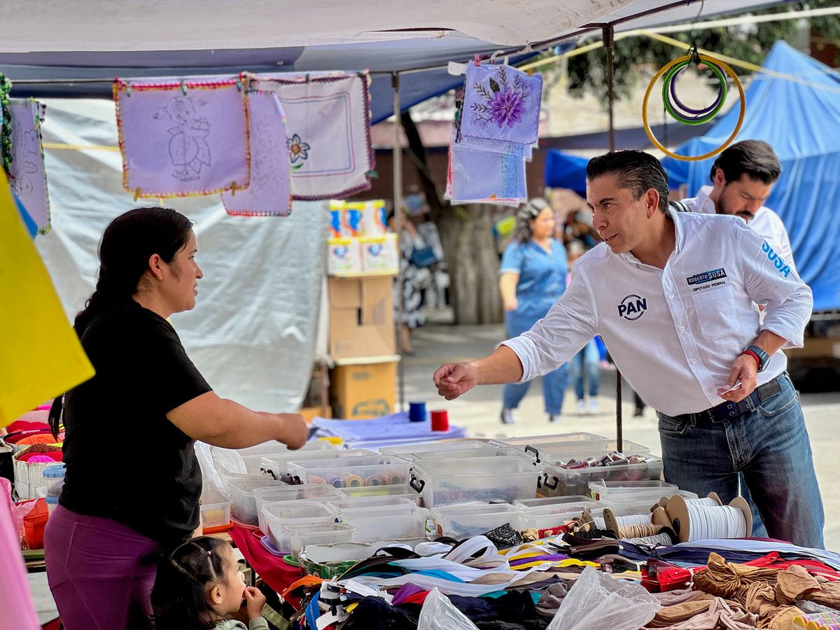 RobertSosaP's tweet photo. Recorremos nuestro distrito para escuchar de primera mano las inquietudes y el sentir de las personas. Hoy saludamos a las y los locatarios del Tianguis de Hércules. ¡Gracias por recibirnos! #4toDistritoFederal #HaciendoQueLasCosasSucedan https://t.co/5HWpQaKCZV