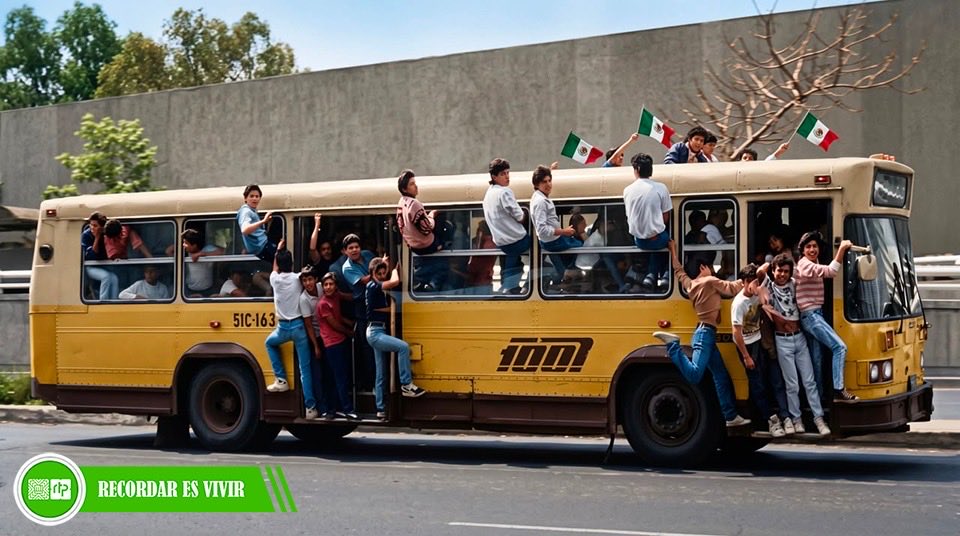 RTP_CiudadDeMex's tweet photo. La pasión mundialista siempre ha unido a la afición mexicana. 🇲🇽⚽

Con motivo de la Copa Mundial de la FIFA 2026, recordamos estas escenas tan emblemáticas de 1986, cuando, al terminar los partidos en el Estadio Azteca, los autobuses de Ruta 100 eran parte del festejo. https://t.co/8sAdMOAHej