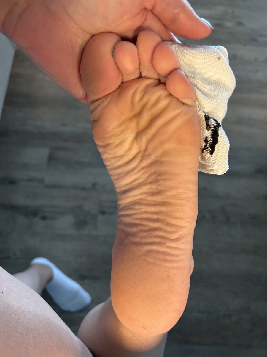 miss_mary_rose_'s tweet photo. What a mess between my toes 😮‍💨… captures every little grain of sand and fluff from today. I know you’re already zooming in, wishing you could clean it all up for me. 

@rt_feet https://t.co/R44jZYZjwd