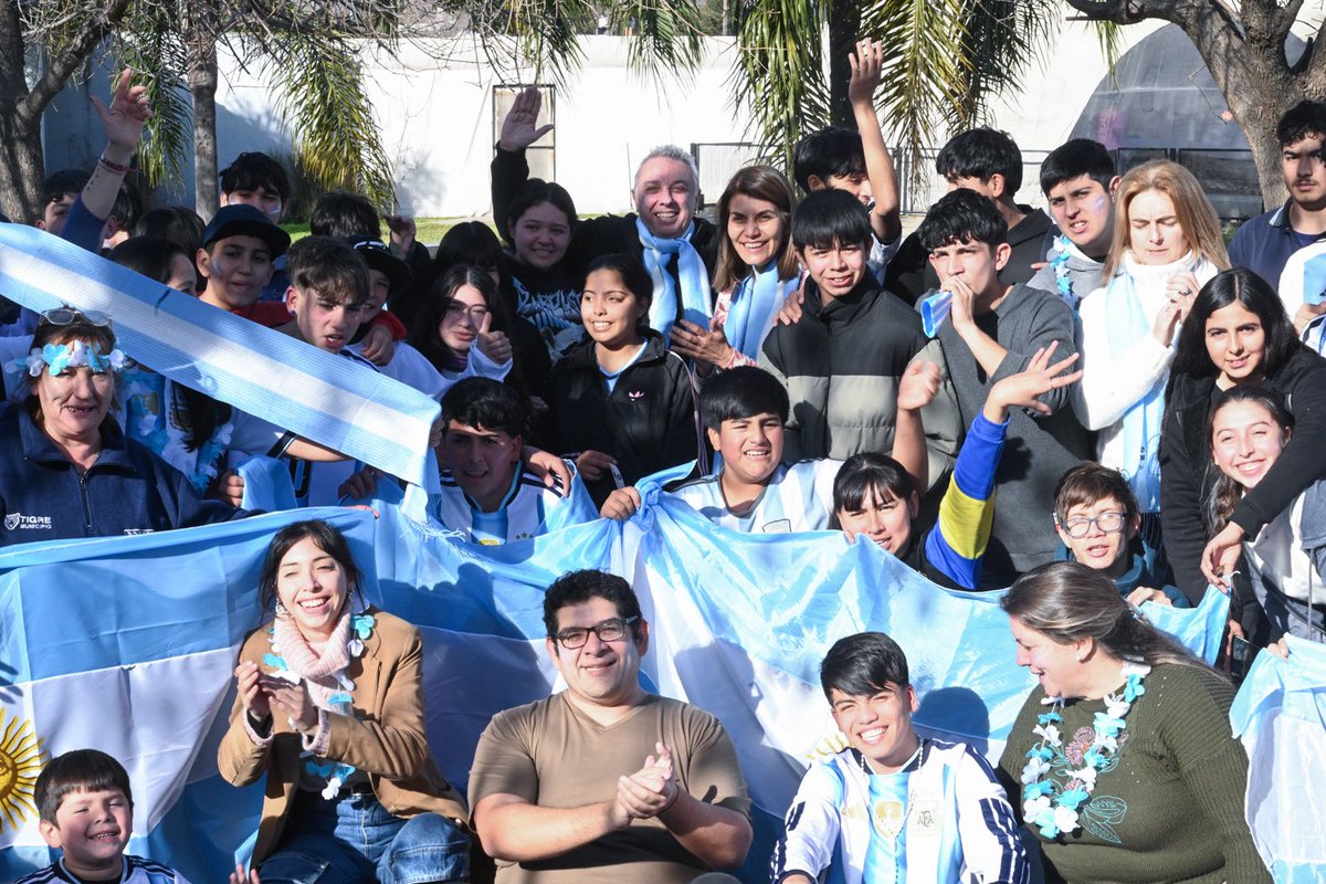 ZamoraJulio's tweet photo. En el poli Zabala, alentamos a la Selección junto a vecinos y vecinas. ¡Vamos Argentina! 💪🏼🇦🇷 https://t.co/8usZdoubOX
