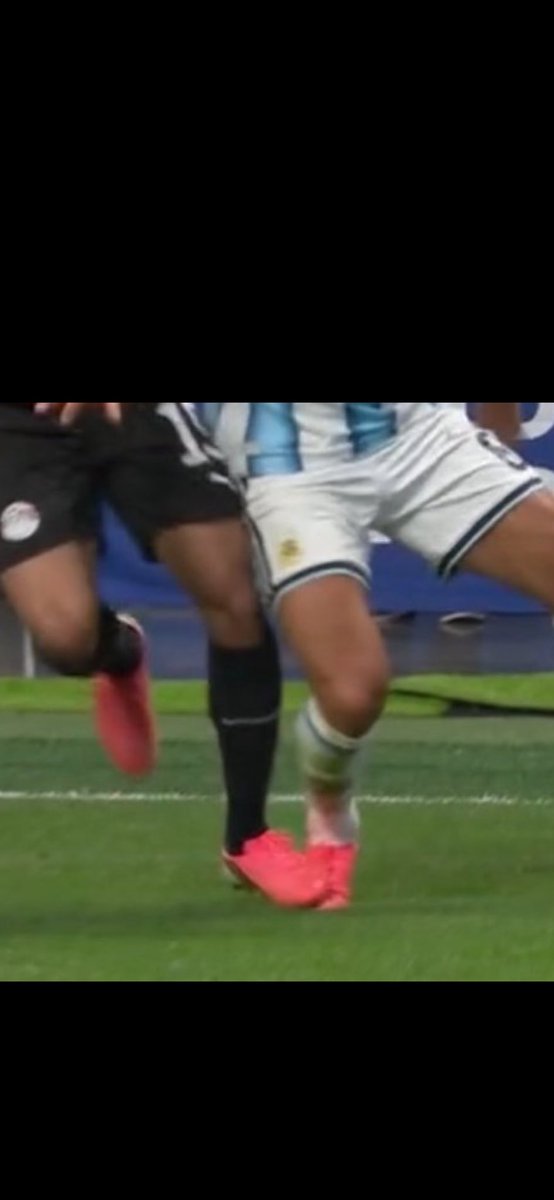 gemmanuel342's tweet photo. @melquiaades @OmarVV9 Explíqueme usted, ¿en qué momento es igual, no similar, IGUAL?
Para decir que debieron marcar penal https://t.co/FBGAGgIjNz