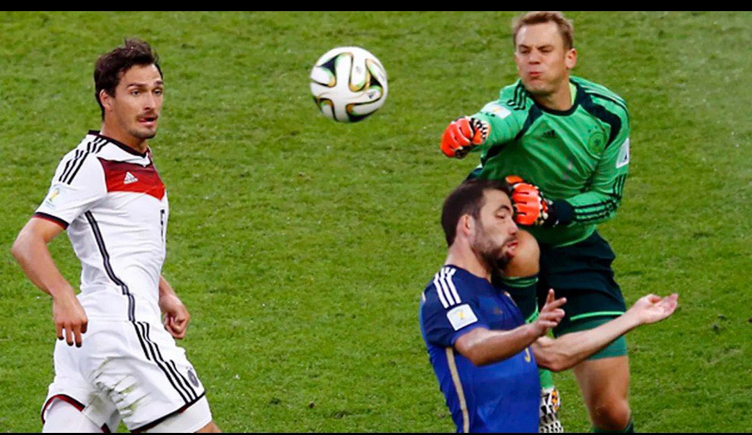 sulf4's tweet photo. ميسي انسرق وانظلم في ثلاث نهائيات على التوالي ومحد كان يتكلم

في نهائي كأس العالم 2014 فيه طرد و ركلة جزاء 
في نهائي كوبا 15 فيه طرد و ركلة جزاء 
في نهائي كوبا 16 طرد غير صحيح على لاعب الارجنتين 

في ذلك الوقت لم نتشكى ونبكي، والان عاد ميسي حقق جميع البطولات بأداء اعجازي وبدأوا بالتشكيك والبكاء