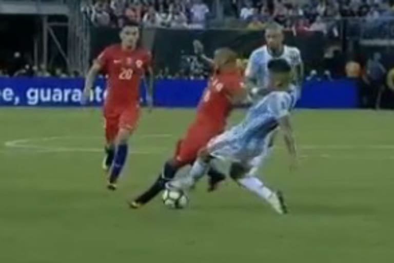 sulf4's tweet photo. ميسي انسرق وانظلم في ثلاث نهائيات على التوالي ومحد كان يتكلم

في نهائي كأس العالم 2014 فيه طرد و ركلة جزاء 
في نهائي كوبا 15 فيه طرد و ركلة جزاء 
في نهائي كوبا 16 طرد غير صحيح على لاعب الارجنتين 

في ذلك الوقت لم نتشكى ونبكي، والان عاد ميسي حقق جميع البطولات بأداء اعجازي وبدأوا بالتشكيك والبكاء