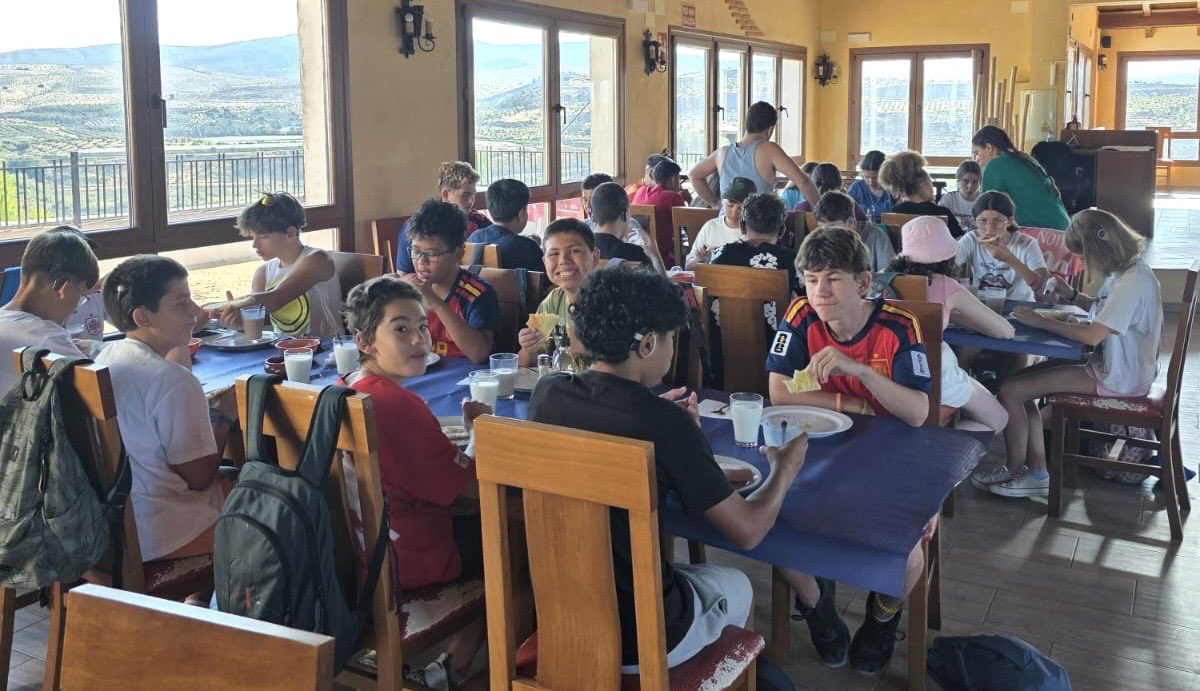federacionaice's tweet photo. Segundo día en CampAICE. Mañana de taller de fanzine: crearon su propio cómic en miniatura, cada cual a su estilo y compartiendo ideas. Después, piscina y buzón listo, que en CampAICE nunca falla.

#ImplanteCoclear #Inclusion https://t.co/sE0W0LykQh