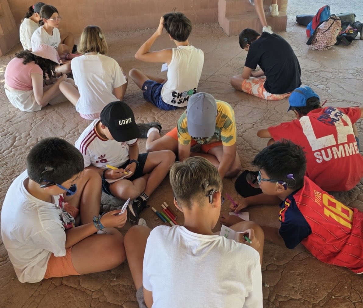 federacionaice's tweet photo. Segundo día en CampAICE. Mañana de taller de fanzine: crearon su propio cómic en miniatura, cada cual a su estilo y compartiendo ideas. Después, piscina y buzón listo, que en CampAICE nunca falla.

#ImplanteCoclear #Inclusion https://t.co/sE0W0LykQh