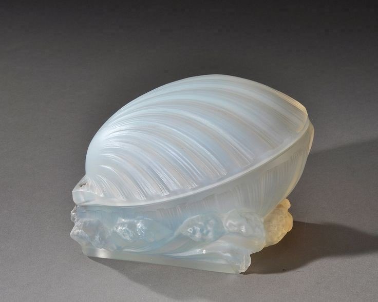 gobIinarchive's tweet photo. Perfume bottle design by René Lalique for Trésor de la Mer, 1936 https://t.co/B7Bsd1bBZF