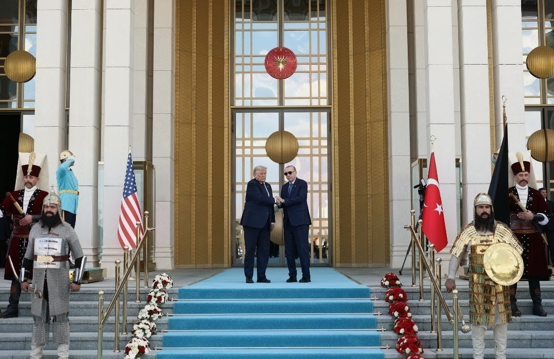 hasandoganfan's tweet photo. Cumhurbaşkanımız Sayın Recep Tayyip Erdoğan Cumhurbaşkanlığı Külliyesinde Amerika Birleşik Devleti Başkanı Donald John Trump'ı Resmi Karşılama Töreni ile Karşıladı.
#NatoSummit 
@RTErdogan 🇹🇷
@realDonaldTrump 🇺🇲 
@hasandogan https://t.co/DSK3LIA8dw