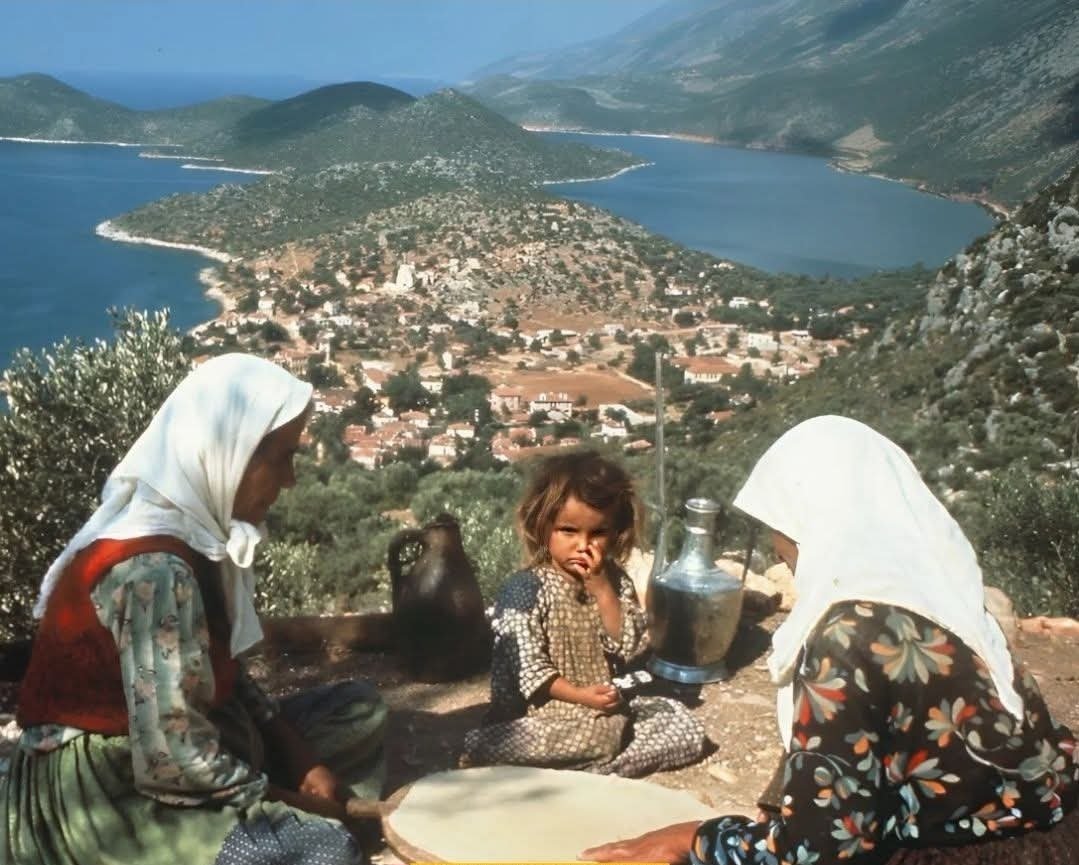 umuttgunerr's tweet photo. 2018 yılında 90 yaşında hayatını kaybeden usta fotoğrafçı Ara Güler'in objektifinden, Antalya'nın Kaş ilçesinde 1970'lerde çekilmiş harika bir kare... https://t.co/iCAeplriFT