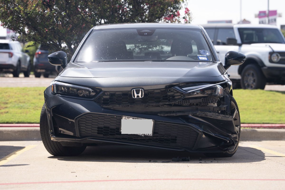 ChrisCataluna_'s tweet photo. @DiscountTire An employee of yours hit my car on June 27th. Your insurance, Fleet Response, isn’t responsive. My collision center hasn’t started work and is waiting on authorization. What’s going on? https://t.co/cyHEd1nOhE