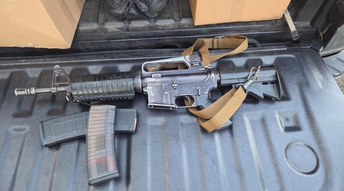 depchicoalencar's tweet photo. MARCIO CANELLA FOI PRESO POR PORTE ILEGAL DE ARMA
O ex-deputado Márcio Canella foi preso na sede da PF. Os agentes federais encontraram um fuzil de uso restrito em seu carro. Em sua casa a PF já havia apreendido outras armas. Foi essa pessoa que foi escolhida como candidato a senador por Flávio Bolsonaro. Como alguém vai à sede da PF com um fuzil na mala? Muita sensação de impunidade, não é? Indagado sobre o armamento, disse que não sabia como ele foi parar ali. Ainda por cima é cínico!