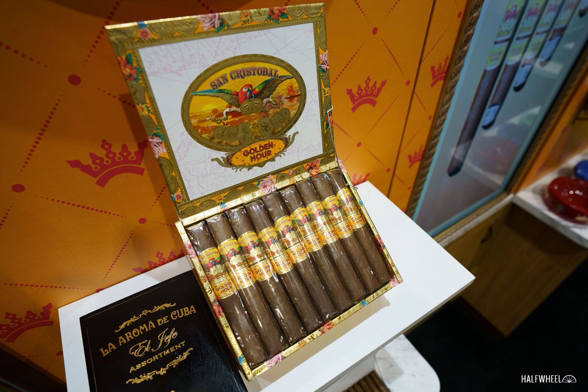 halfwheel's tweet photo. Ashton Ships San Cristobal Golden Hour #cigars https://t.co/twvpw4VnIg https://t.co/MXIVActxbj