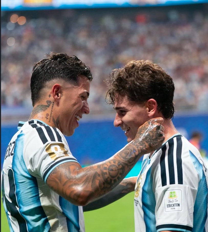 jkargento's tweet photo. los fanfics se escriben solos https://t.co/iiochlaAdt