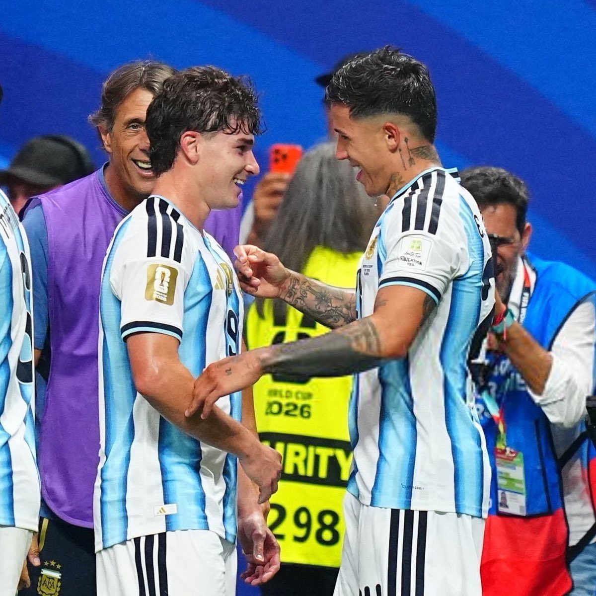 jkargento's tweet photo. los fanfics se escriben solos https://t.co/iiochlaAdt