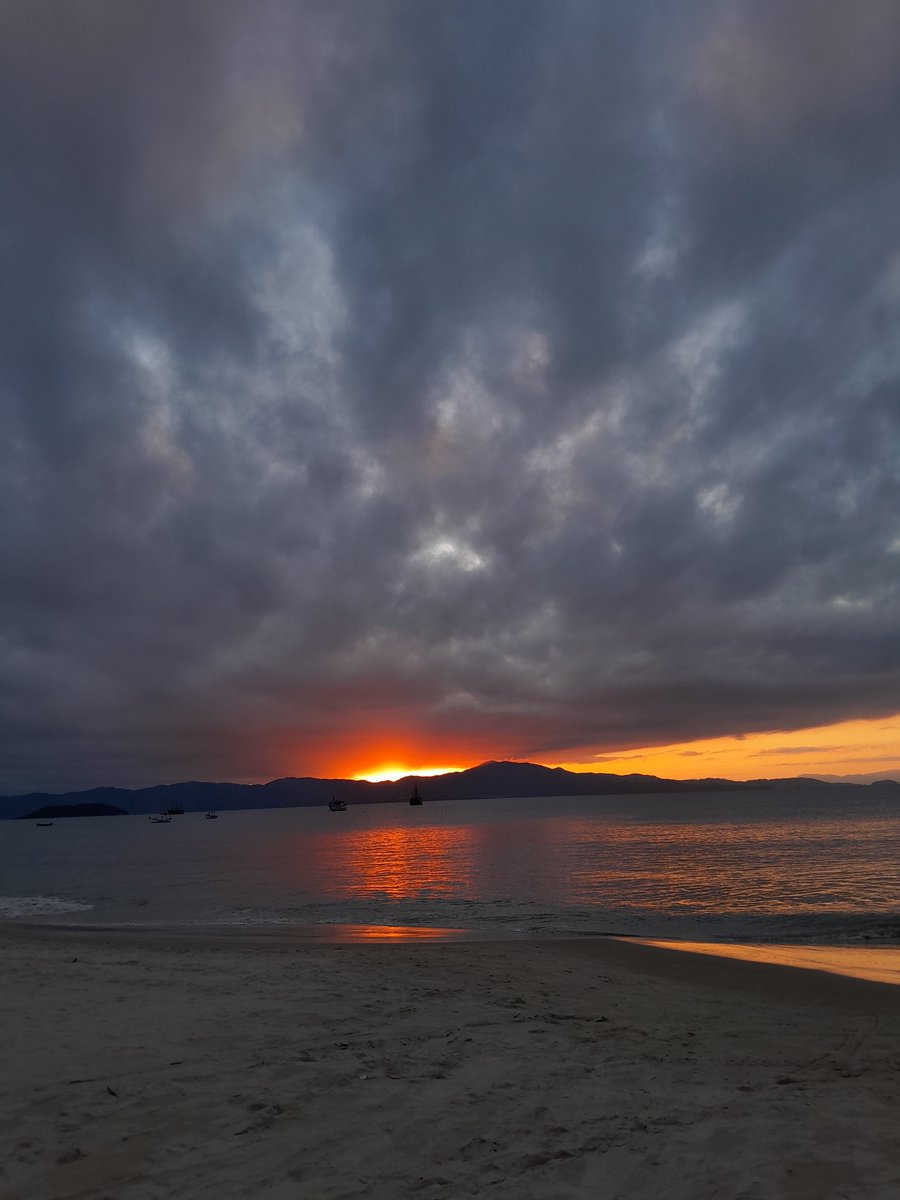 lacuslilium's tweet photo. imagina não morar na praia e sair despretensiosamente para comprar um tomate e dar de cara com o pôr de sol mais lindo as 17h de uma terça qualquer https://t.co/IF9RgGdvlM