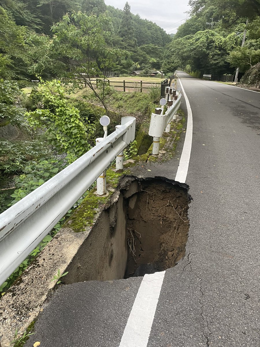 228TURBO's tweet photo. 大正池前の道路に穴があいいぇ https://t.co/OOy5iHKo3o