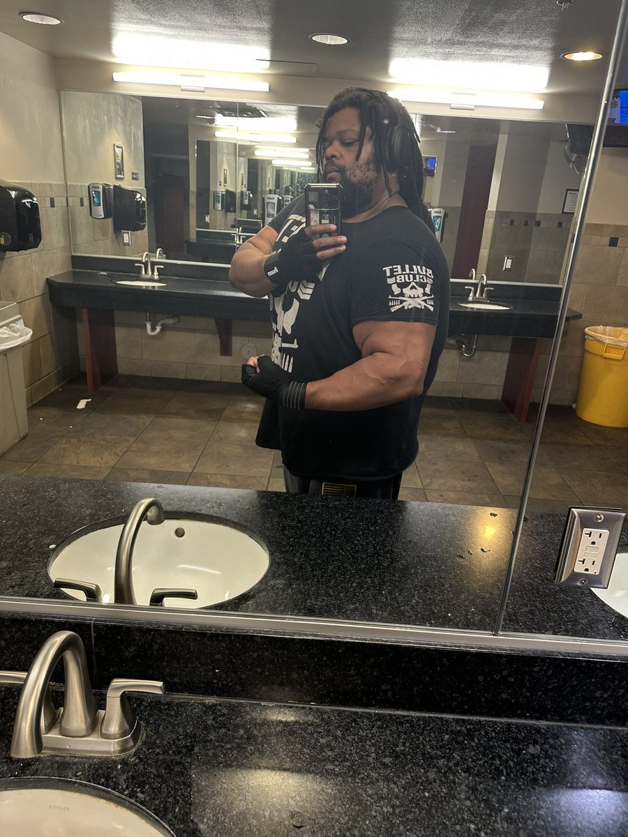 Ownliwon's tweet photo. I feel like I’ve been on a generational run at accomplishing my goals. Lost a lot of the stress weight I put on, got a new job, built more Gunpla, started cooking more elaborate dishes and am able to spend more time with friends. Here’s to crossing off more goals from my list! https://t.co/K2m9CA5eG4