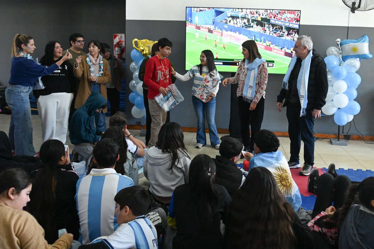 GiselaLZamora's tweet photo. ¡Gracias por tanto Scaloneta! Junto a vecinos y vecinas, vivimos el partido de Argentina en el poli Zabala 🙌🏼🇦🇷 https://t.co/KDUyZ22B34