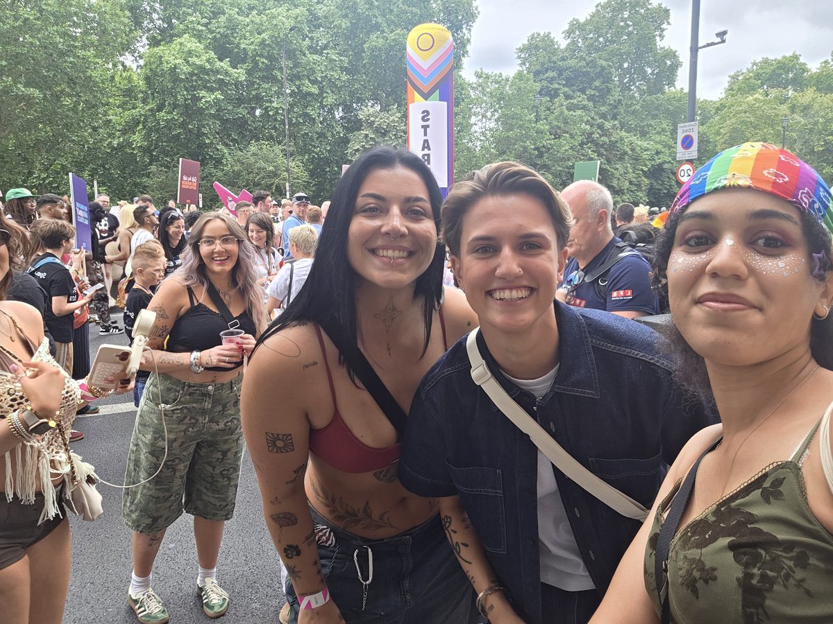 PaulaArt69's tweet photo. Met these lovely ladies at pride #ikissedagirl #ikag #iplayer #londonpride https://t.co/2qAmHsii93