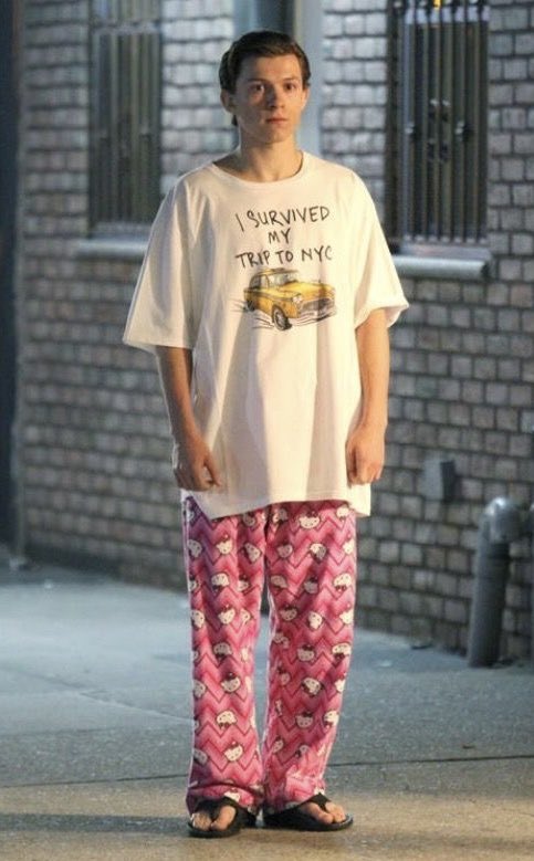 whomelo's tweet photo. boys with broken hearts diye turuncu tshirtüm var evde şu tripte dolaşıyorum makarayız di mi abi https://t.co/XBlM2Bjply