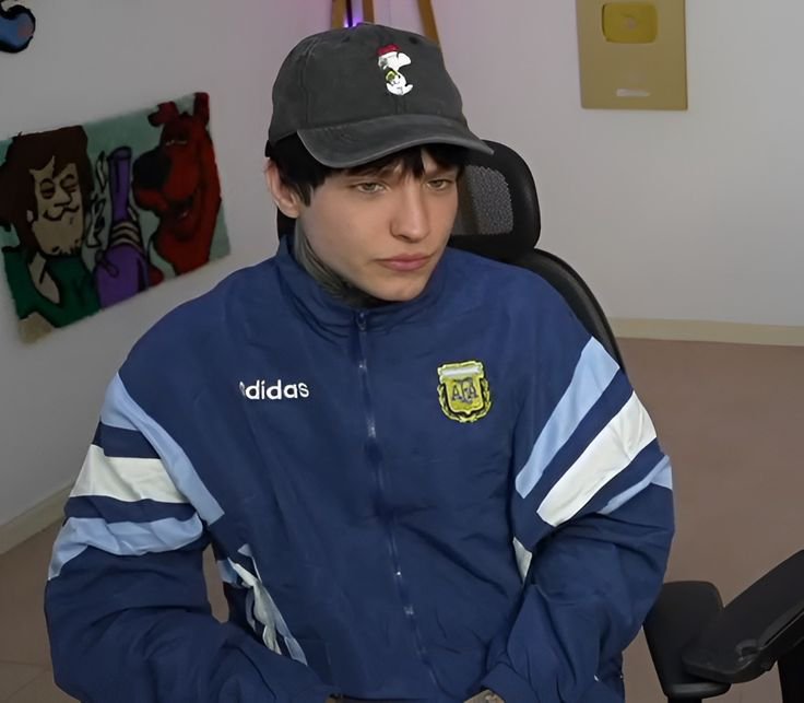 Natiixcryok's tweet photo. Holis Soy Natalia pero me dicen Nati tengo 27 años y encontré a Cry por casualidad en YouTube estando con carrera..estoy dentro del fandom hace 7 meses y el llego a mi vida justo en el momento que lo necesitaba y no lo pienso soltar!! 🖤
#IntegracionCryboyer https://t.co/kJrzdPOrD4