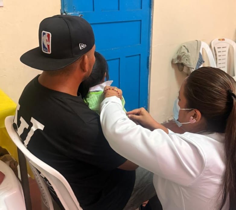 Salud_Guayas's tweet photo. #MSPEnTerritorio | Brigadas de vacunación de @Salud_Ec, continúan visitando unidades educativas y así inmunizarlo contra la influenza y esquema regular a todos los menores, con el objetivo de protegerlo de muchas enfermedades y puedan tener un buen desarrollo. https://t.co/L0zPEHpmm0
