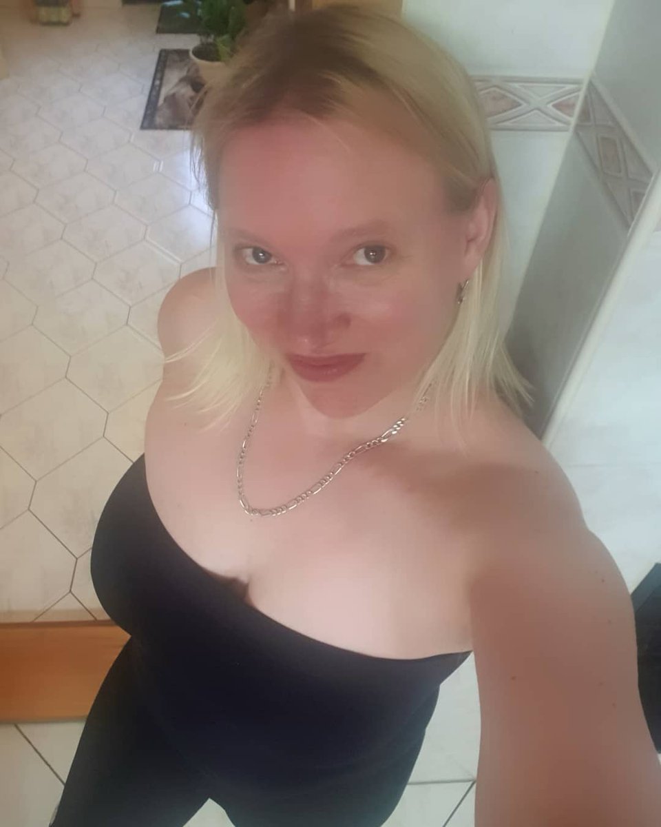 DanielaRohmX's tweet photo. Was fällt euch als Erstes auf, wenn ihr mich seht? https://t.co/xcaiIn8S5s