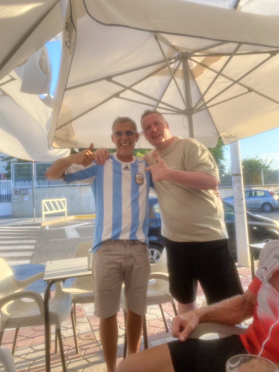 KylesDaddy11's tweet photo. Scotland 🏴󠁧󠁢󠁳󠁣󠁴󠁿 Argentina 🇦🇷 what a wonderful group of people and supporters they know how to create a cracking atmosphere love them!! #MaradonaHandOfGod #Argentina  🤝 Scotland 🏴󠁧󠁢󠁳󠁣󠁴󠁿 https://t.co/6jwa8kIwz8