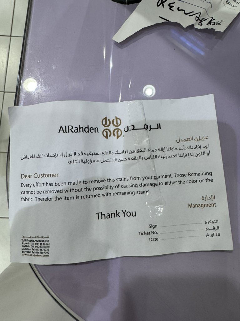 mas2033's tweet photo. من عجايب مغسلة الرهدن تعطيهم ثوبك في بقعة صغيره طلبت منهم ازالتها واتفاجئ ان الثوب صار في بقعة كبيره لونها اصفر من غسيلهم 
ورجعوا الثوب لي ولا كانّه صار شي ولا غلطوا واليمني الي بالمحاسبة يقول هذه ورقة اعتذار، رفضت استلام الثوب واطلب منكم إرجاع الثوب مثل حالته القديمة 
@AlRahden https://t.co/zAimMk2WeN