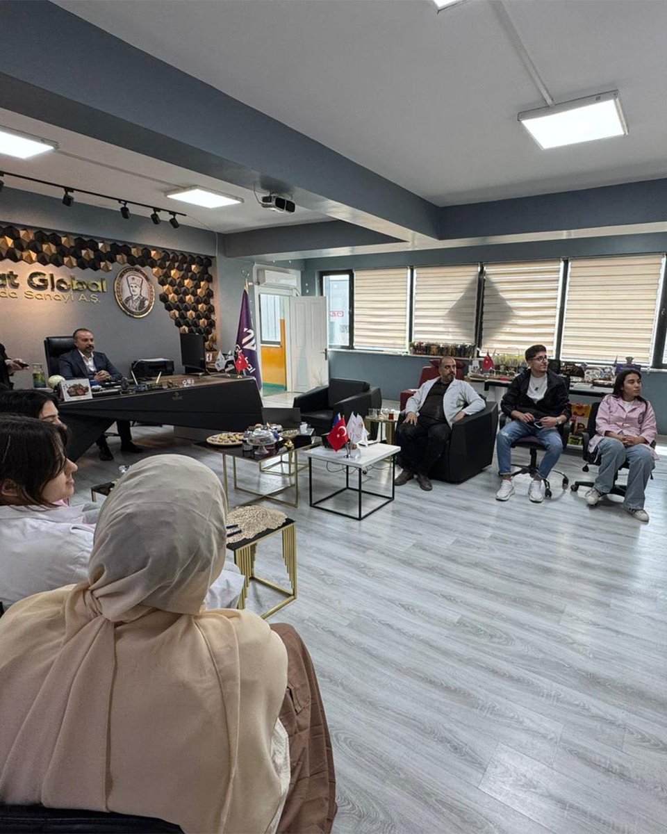 global_tat's tweet photo. Genç yeteneklerimizi geleceğe hazırlıyor, sürdürülebilir istihdama katkı sağlıyoruz! 🚀

Gaziantep Üniversitesi (GAÜN) Naci Topçuoğlu Meslek Yüksekokulu tarafından yürütülen ve Türkiye’nin depremden etkilenen bölgelerinde sürdürülebilir istihdamı hedefleyen *Re-Seed Projesi* kapsamında fabrikamızda çok değerli bir buluşmaya ev sahipliği yaptık.

GAÜN Naci Topçuoğlu Meslek Yüksekokulu Proje Yöneticisi Sayın *Aykut Bilici* ve Yönetim ve Organizasyon Bölüm Başkanı *Dr. Öğr. Üyesi Burcu Buyuran*’ı tesislerimizde ağırlamaktan büyük mutluluk duyduk.

Ziyaret kapsamında; projenin en önemli ayaklarından biri olan *"Genç Çalışanların Uyum Süreci ve Mentorlük Sistemleri"* başlıklı sosyal uyum eğitimini çalışma arkadaşlarımızla birlikte gerçekleştirdik. 

Eğitim sonrası ise yönetim kurulu üyelerimizle bir araya gelerek; genç yeteneklerin sektöre kazandırılması, mentorlük sistemlerinin geliştirilmesi ve bölge ekonomisinin sürdürülebilir kalkınması üzerine verimli bir istişare süreci yürüttük.

Eğitimdeki kıymetli katkıları, vizyoner yaklaşımları ve nazik ziyaretleri için *Dr. Öğr. Üyesi Burcu Buyuran* hocamıza ve *Aykut Bilici* beye gönülden teşekkür ederiz.

Eğitim ve istihdamı odağına alan bu tür projelerle, genç çalışma arkadaşlarımızın gelişimine destek olmaya ve bölgemizin ekonomik kalkınmasına omuz vermeye devam edeceğiz. 🤝

#ReSeed #GaziantepÜniversitesi #Eğitim #İstihdam #SosyalKalkınma #Mentorluk #GençYetenekler #Kalkınma #Gaziantep #Sürdürülebilirlik