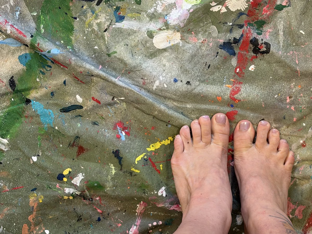 LolaBabyToes's tweet photo. https://t.co/rKGcHq1rDR

New paint set up ♥️♥️ should I open the paints next time ? 

#feetfinder #footfetish #lolababytoes https://t.co/25fKwSX38h