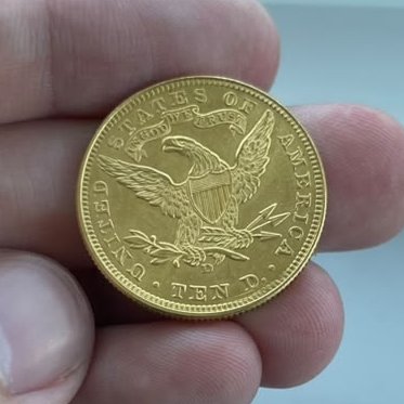 AvelinoReAu's tweet photo. Toda vez que alguém defender a "supremacia do dólar", vou mostrar essa moeda de ouro.

Isto era 10 dólares em 1906. Hoje uma moeda dessa vale uns 2 mil dólares.

O dólar perdeu 97% do valor em 120 anos. 
Porém a queda do dólar está em ritmo acelerado. De 2020 para cá, o dólar já perdeu 23% do seu poder de compra. 

Não é necessário um século pra ter seu patrimônio destruído quando o governo pode imprimir dólares.

Metais sempre vencem no longo prazo. 
Metais são a melhor escolha que você pode fazer agora.