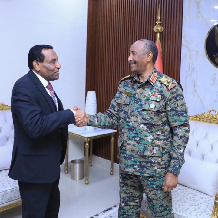 walaaelsadig's tweet photo. 🔴 السياسة تفرضها الوقائع على الارض

بعد زيارة مندوب الرئيس الأوغندي للسودان تواترت الاخبار عن تغيير الحكومة الأوغندية لموقفها وإعلانها دعم وحدة #السودان ورفضها لقيام كيان موازي وتقسيم السودان. 

هذا التغيير في المواقف يدل على  ان البعض اخطأ خطأً كبيراً عندما ظنوا ان الاعتراف بالأمر الواقع يمكن صناعته عبر المؤتمرات والاجتماعات والبيانات، وهاهم يرون رأي العين أن السياسة الدولية تتحرك في النهاية خلف الوقائع، وليس أمامها.

فكلما استعاد الجيش السوداني مزيداً من الأرض، وكلما فشل مشروع المليشيا في تقديم نفسه كسلطة قادرة على إدارة إقليم أو بناء مؤسسات أو كسب شرعية حقيقية، يصبح الدفاع عن مشروع الكيان الموازي أكثر كلفة سياسياً وأقل قابلية للتسويق.

لذا على قيادات المليشيا وداعميها من السياسيين ادراك ان امتلاك السلاح والدعم الخارجي ليس كافياً، فعندما عجزوا عن تحويل المليشيا إلى مشروع دولة، بدأ الكثيرون بالتخلي عنها.