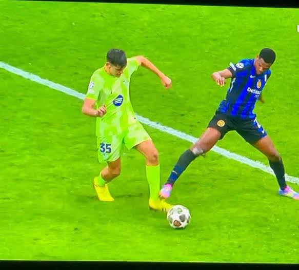 Marcos61585258's tweet photo. @SanMarinoTeam Espero que NO sea la gente que dijo que está no era falta, GERARD VA POR EL BALON AL MENOS Y DUMFRIES LE PEGA EN EL PIE CON SU PIE ARRIBA DEL PISO, en la del egipcio el balón ya está detrás por qué lo pierde y el contacto es a ras de suelo. Pero la de GERARD dijeron que no 🤔 https://t.co/YSQNLo9OSz