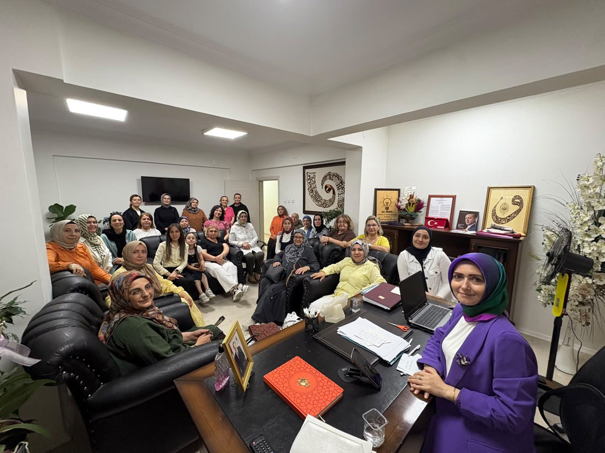 melikecilhan's tweet photo. Bir ve beraber Her Daim 🧿
#CanTeşkilat
Gündem yoğun☺️😉
Sandıklar, üyeler ,ziyaretler
Minik misafirlerimizle beraber😊 yetiştiriyoruz☺️😊🧿 https://t.co/PgwRH7ye4C