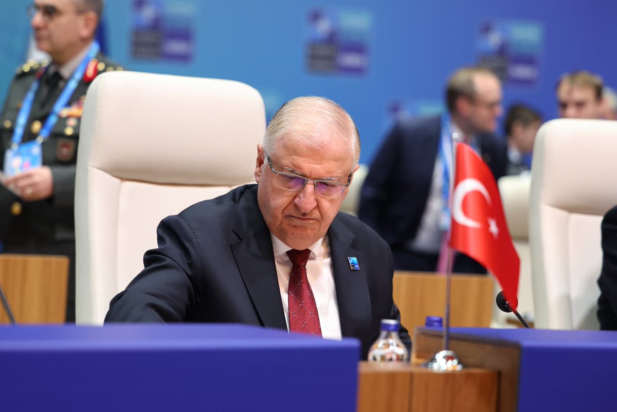 tcsavunma's tweet photo. Millî Savunma Bakanı Yaşar Güler’in ev sahipliğinde Ay Yıldız Müşterek Karargâhında düzenlenen resepsiyona katılan NATO Savunma Bakanları, resepsiyonun ardından Cumhurbaşkanlığı Külliyesine geçerek çalışma yemeğine katıldı. Yemekte Bakan Yaşar Güler’in beraberinde Genelkurmay Başkanı Orgeneral Selçuk Bayraktaroğlu da yer aldı.

#MillîSavunmaBakanlığı 
#YaşarGüler 
#NATOsummit 
#WeAreNATO 
#StrongerTogether
