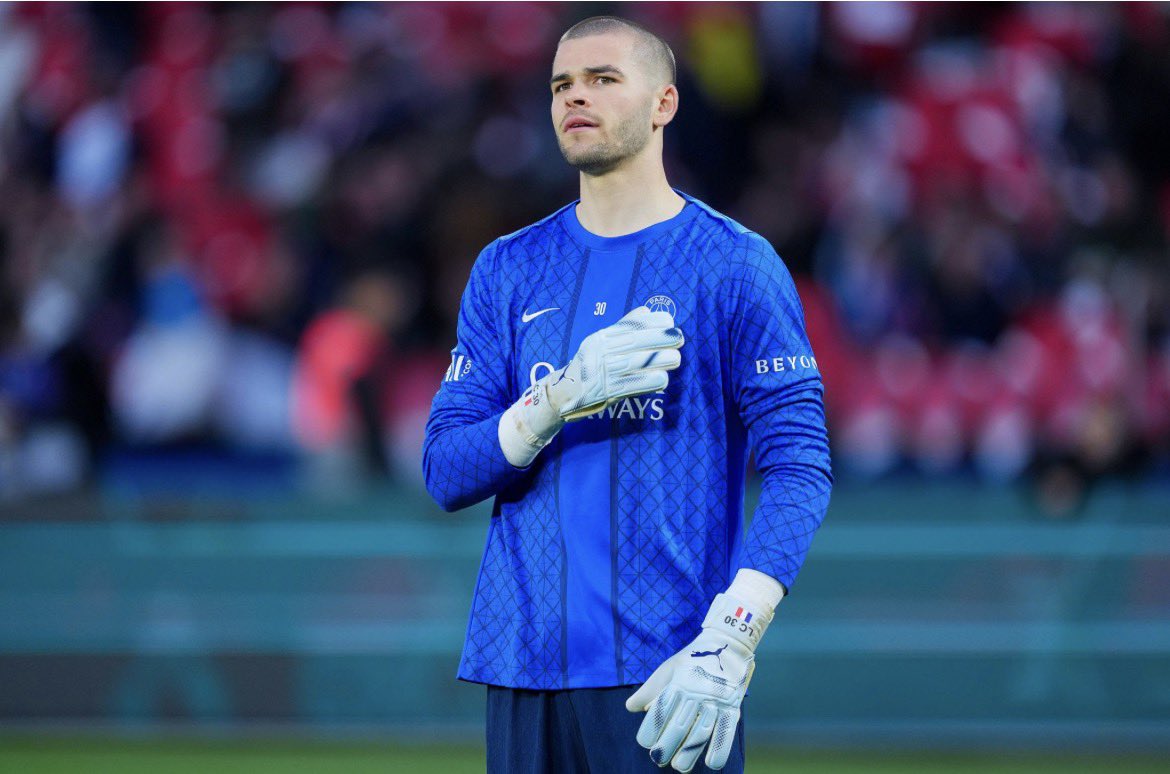 OLIVETALLARON's tweet photo. #PSG : Info @canalplus : Lucas #Chevalier reste au PSG . Le jeune gardien a longuement échangé avec Luis Enrique à plusieurs reprises. Il a été rassuré et a décidé de se donner une chance de redevenir numéro 1 @DomArmand @CanalplusFoot https://t.co/QogOIQ2qzu