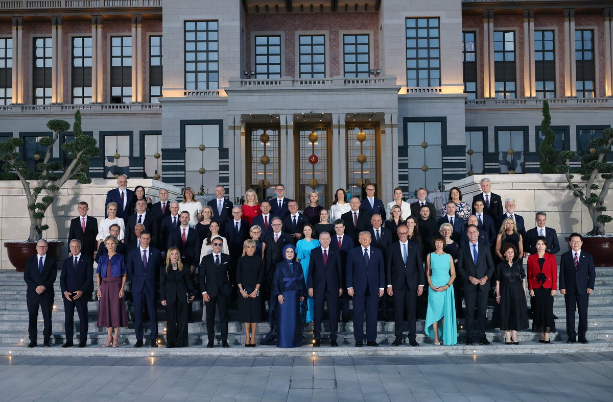 aslihan_ercan's tweet photo. Güç…

📌Bir dönem eşi başörtülü diye liderler yemeğine alınmayan adam bugün yanında başörtülü eşi ile dünya liderleriyle aile fotoğrafı veriyor…

Bu kadar lider ve eşinin, bakanların ağırlanması ve güvenliğinin sağlanması, organizasyonun memnun ediciliği, yerine göre hatırlatma, yerine göre gövde gösterisi, yerine göre ayaklarını yerden kesmeyi başaran dünya stratejilerini takip eden bir liderin eseridir…

Sevin sevmeyin ama anlatmaya gerek yok görüyorsunuz…

Yiğide hakkını verin…

Zamanında; kendilerini sayıları çok, dedikoduları çok diye güçlü zanneden, menfaatte birleşmiş olan; ezeriz, yok ederiz diyenler şimdi kapılarda ağlıyor…

Eee bu işler böyle diyeceğim de vizyon, karakter, irade gerek üstadım…

Öyle tek başına da olmuyor…

Omurga gerek…

Bu öyle bir haldir ki ne ilaçlarla düzelir ne iğnelerle…

Omurga doğuştandır…

@RTErdogan , @RTEdijital 
#NATOsummit