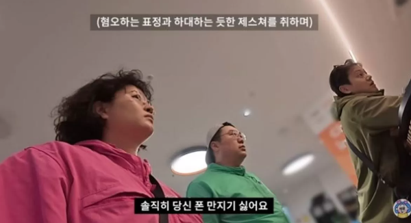 kingwest0219's tweet photo. 유튜버 원지, 
호주 캠핑카 빈대 논란 전액 환불 엔딩

1. 원지 일행은 시드니에서 빌린 캠핑카에서 빈대를 발견해 항의했으나, 직원은 오히려 원지 측이 옮겨왔을 수 있다며 적반하장으로 대응함.

2. 심지어 코디네이터와 통화하려 건넨 휴대전화를 두고, 직원은 집에 있는 가족이 걱정된다며 만지기를 거부하고 혐오스러운 표정을 지음.

3. 하지만 다음 날 실제 방역을 진행한 결과, 캠핑카 내부에 빈대가 있었음이 명백한 팩트로 확인됨.

4. 당초 업체 측은 향후 어떤 리뷰나 영상도 올리지 않는다는 입막음용 계약서 서명을 조건으로 환불을 제안함.

5. 원지는 이러한 뻔뻔한 대처에 극심한 불쾌감을 느끼고 조건부 환불 제안을 단칼에 거절함.

6. 이후 원지는 영상으로 이를 공론화하는 동시에 로펌의 법률 지원을 받아 업체와 본격적인 협상에 나섬.

7. 논란이 커지자 캠핑카 업체의 COO(최고운영책임자)가 직접 영상을 확인한 뒤 사안의 심각성을 인지하고 사과 메일을 보냄.

8. 원지 측은 직원의 진심 어린 사과와 조건 없는 전액 환불을 요구했고, 결국 이 협의가 성공적으로 받아들여짐.

빈대 나온 것도 열받는데 동양인이라고 병균 취급하며 폰도 안 만지려던 직원의 태도는 진짜 선 넘었네요.. ㄷㄷ