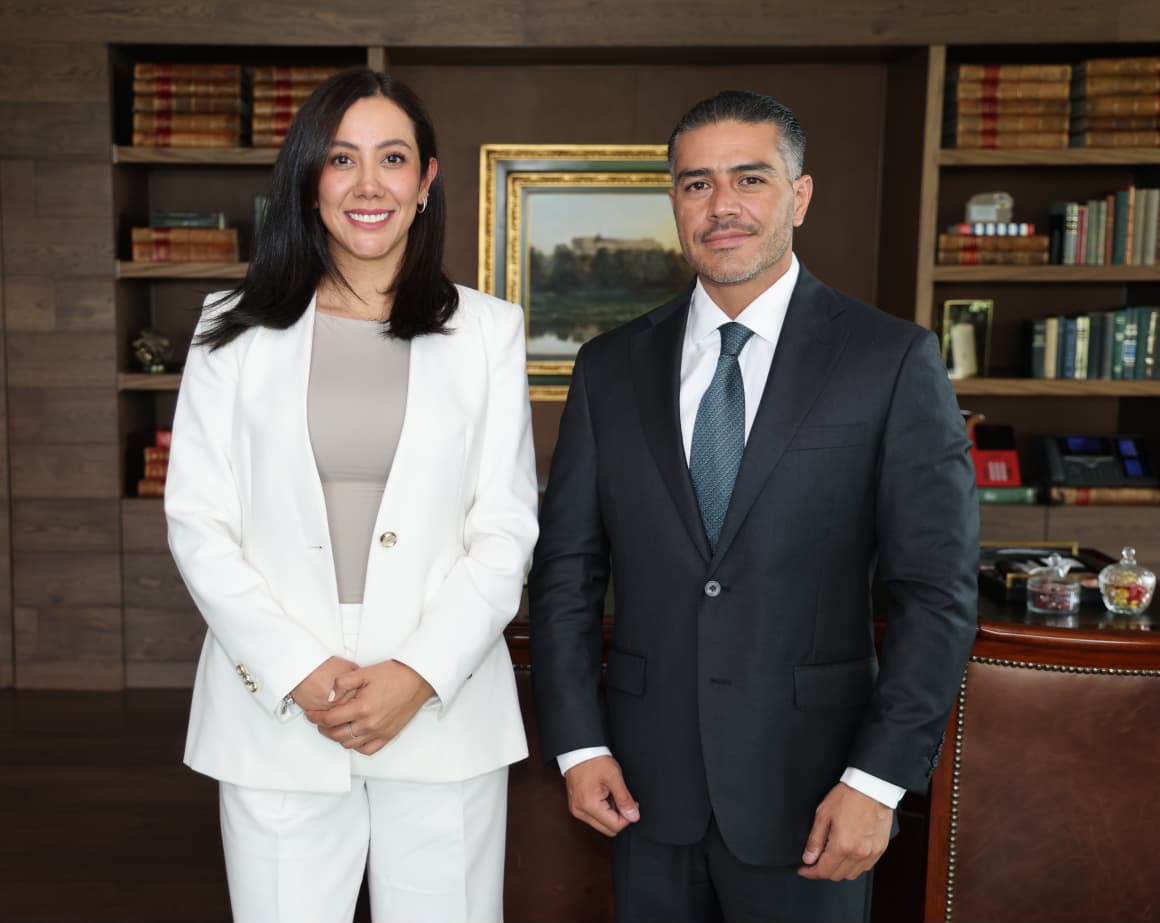BetzabeMtzA's tweet photo. Este martes sostuve una reunión de trabajo con el secretario de Seguridad, @OHarfuch, para reforzar la coordinación y dar seguimiento a las estrategias de seguridad implementadas en Gómez Palacio como municipio prioritario, en la región Lagunera y en todo Durango.

Fortaleceremos el programa de atención a las causas de nuestra Presidenta Claudia Sheinbaum. 
Estamos convencidos de que la seguridad se construye con trabajo conjunto, coordinación y resultados entre todos órdenes de gobierno.

#BetzabéPresidenta
#ElCorazónDeLaTransformación