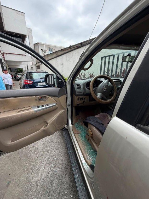 ecuainm_oficial's tweet photo. ‼️#URGENTE 
Se reportó un asalto en una entidad bancaria en #Guayaquil. Un conductor que hacía fila en el autobanco fue asaltado por un delincuente armado. El sujeto rompió el parabrisas del vehículo para robar el dinero del depósito. https://t.co/oRGv4ulsyv
