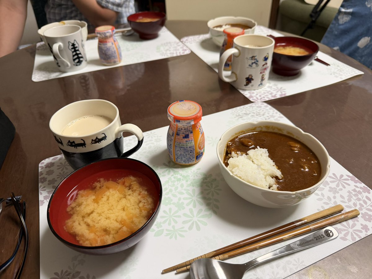 ELmerCyndi's tweet photo. おはようございます。少し楽してレトルトカレー。味噌汁は作ったけど。
あと、燻製鍋買いました。 https://t.co/jq40IjJq85