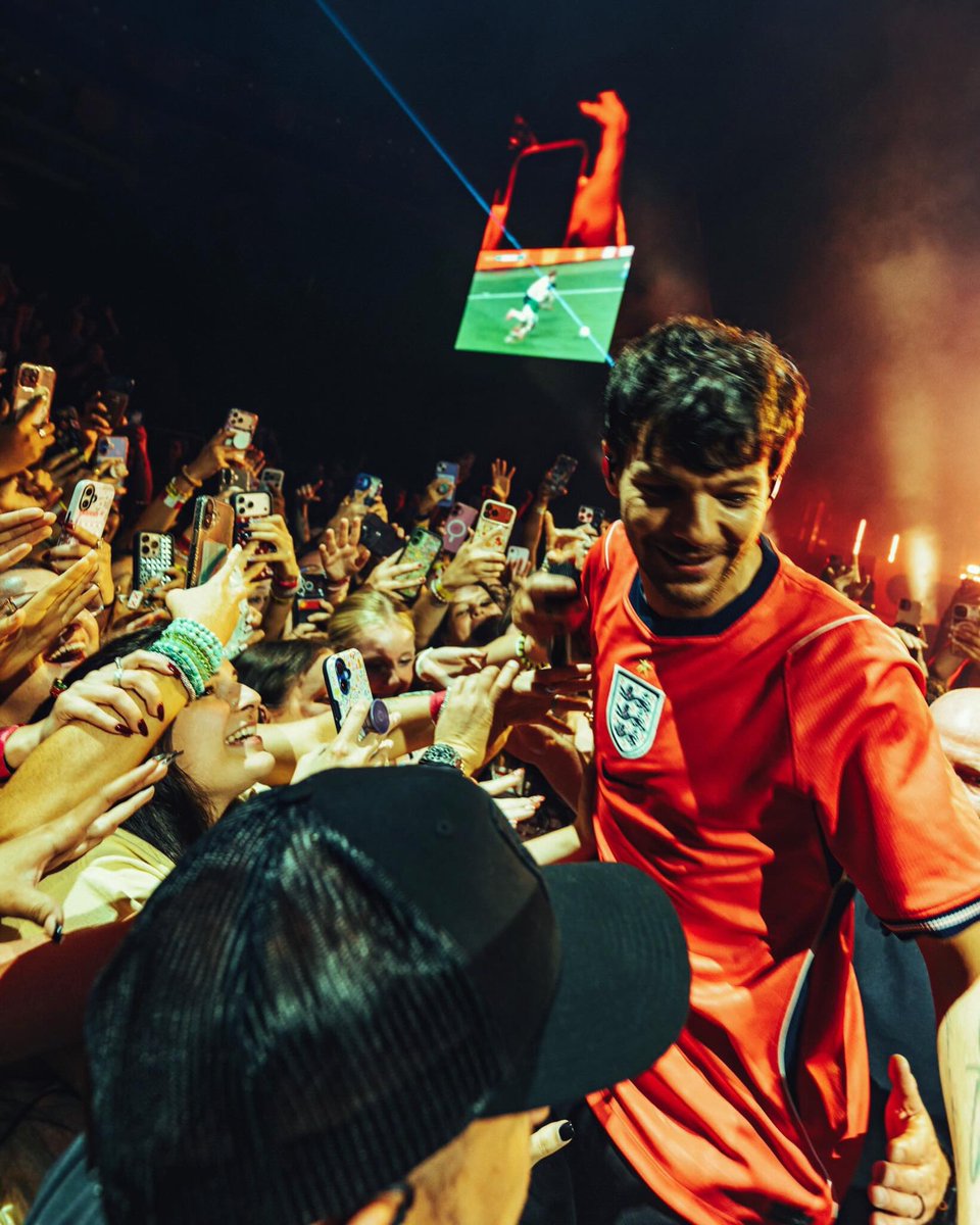 ltbrnews's tweet photo. IG | Tudo o que ele mais ama: os fãs e futebol! ❤️ Louis Tomlinson em nova atualização do Instagram. 

via louist91 | 07.07.2026 https://t.co/9ecHp5Wmu1